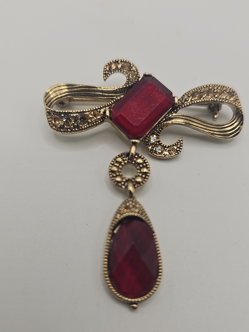Gold-Tone Women’s Red Drop Brooch Pendant. Not Sighned H8lovely